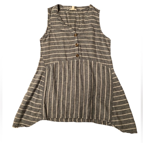 Beachlunchlounge Sleeveless V-Neck Top. Size Medium. - Picture 1 of 8